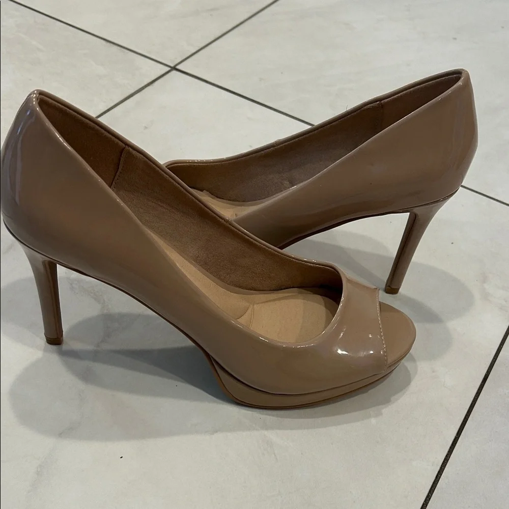 Brand new without box*CL by Laundry Elegant Tan Peep-Toe Heels - Picture 4 of 4
